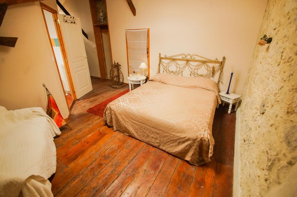 Chambres D'Hotes Domaine De La Rose Des Vents Castelnau-sur-l'Auvignon Room photo