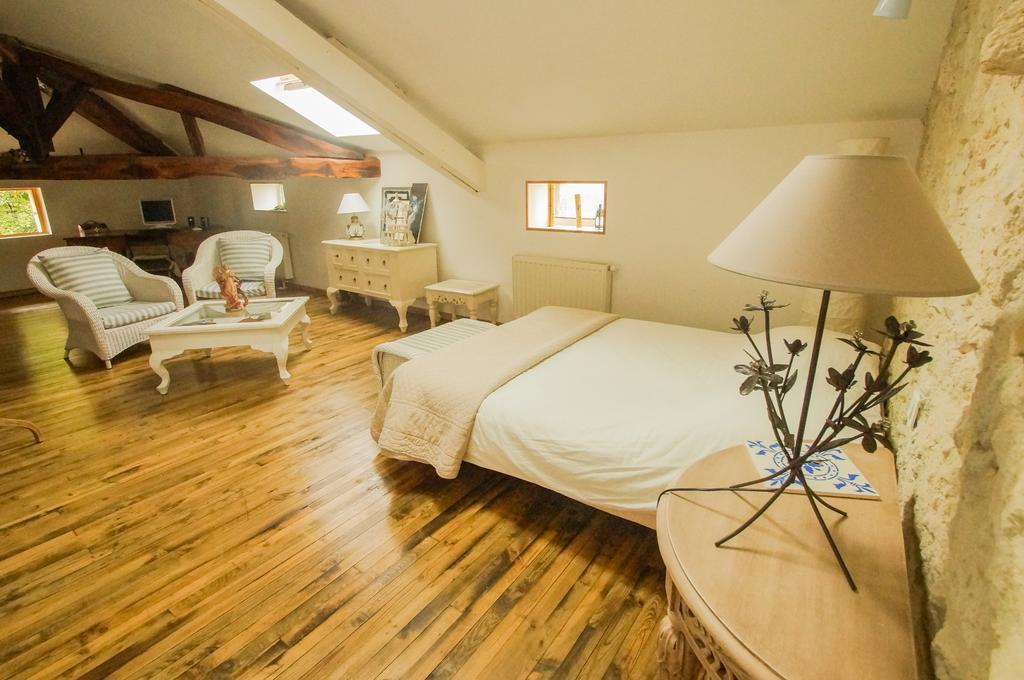 Chambres D'Hotes Domaine De La Rose Des Vents Castelnau-sur-l'Auvignon Room photo
