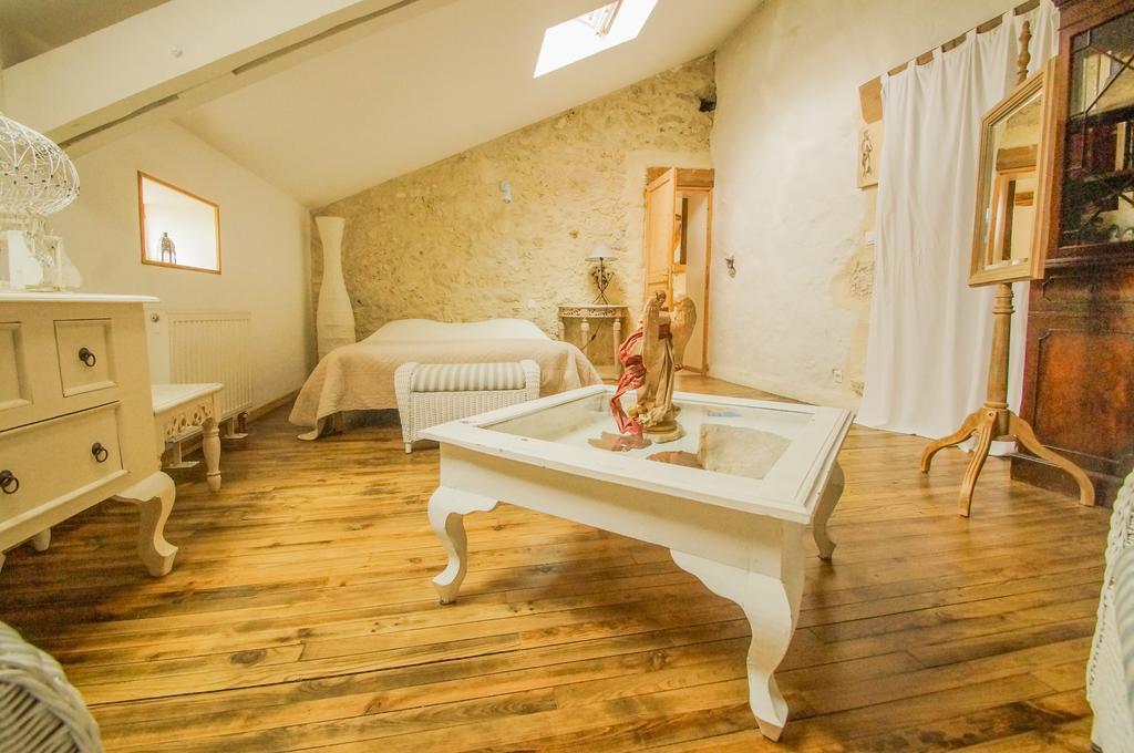 Chambres D'Hotes Domaine De La Rose Des Vents Castelnau-sur-l'Auvignon Room photo