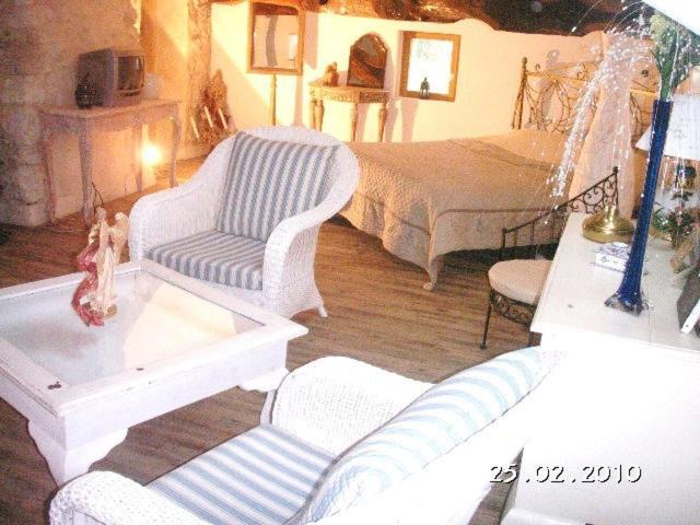 Chambres D'Hotes Domaine De La Rose Des Vents Castelnau-sur-l'Auvignon Room photo